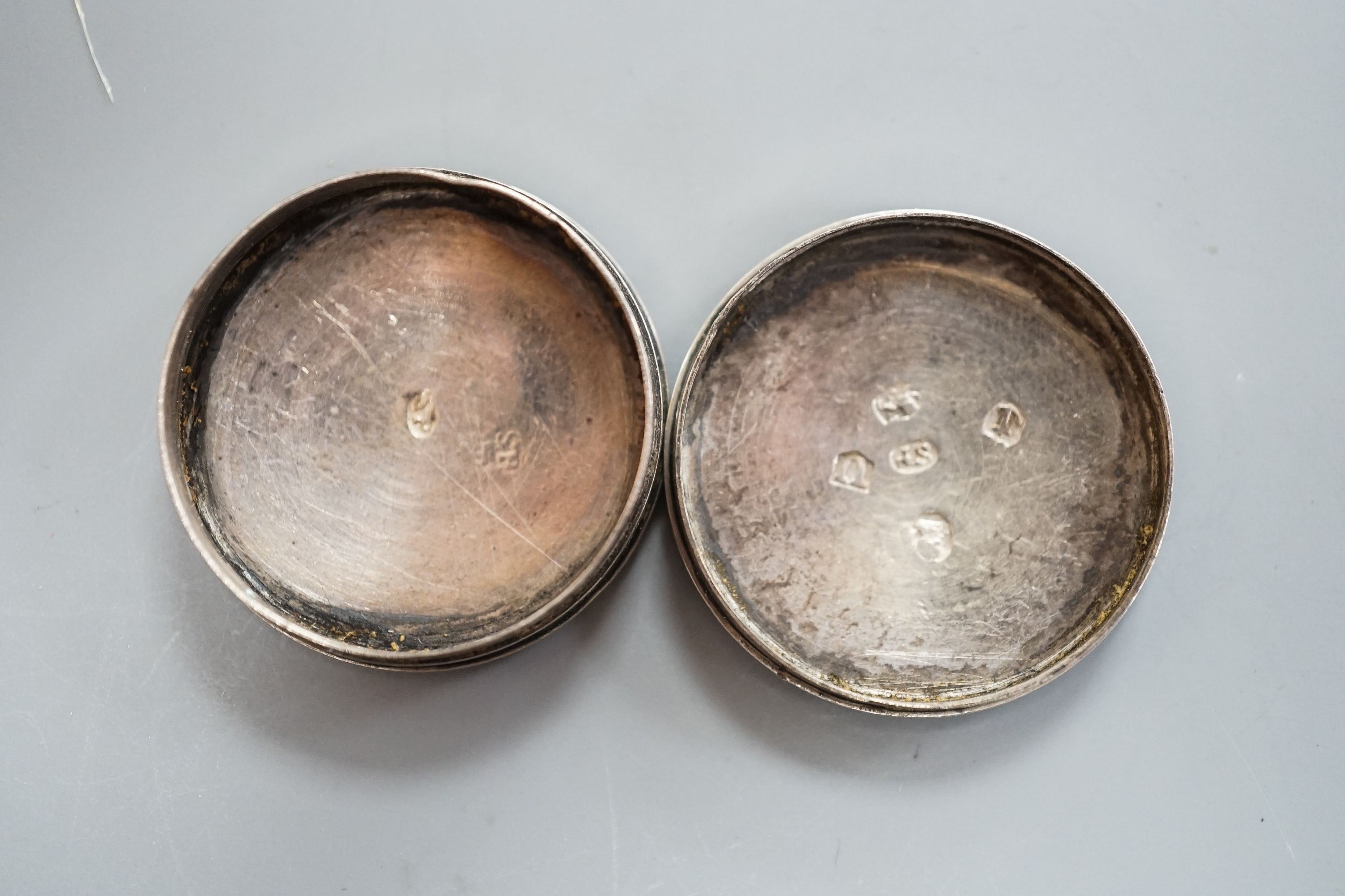 A George III engraved silver pill box, by Samuel Pemberton, Birmingham, 1792, 27mm.